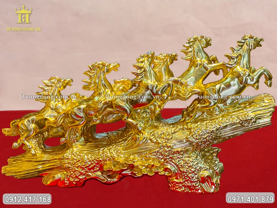 Hình ảnh phía sau của bức tượng ngựa